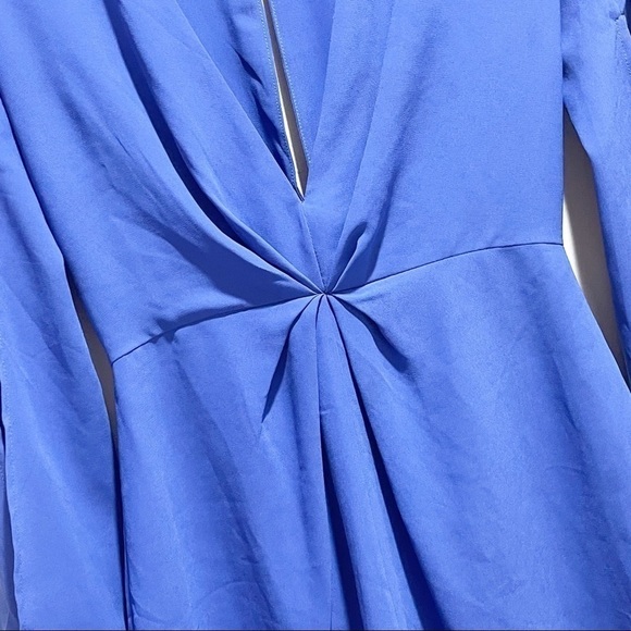 ASTR THE LABEL Women’s Bright Blue Bell Sleeve Twist Front Romper - Picture 4 of 9